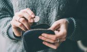 Eurostat: Ένας στους τρεις Έλληνες στερείται βασικών αγαθών