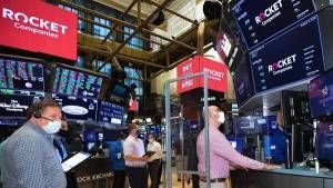 Ξέφρενο ράλι της Wall Street-Νέα ρεκόρ για S&amp;P 500 και Nasdaq