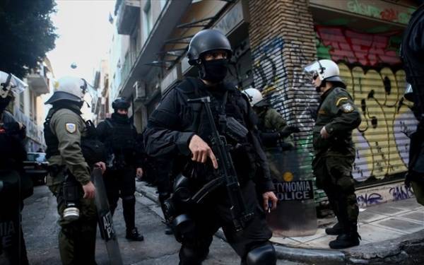 Οκτώ προσαγωγές σε νέα αστυνομική επιχείρηση στα Εξάρχεια