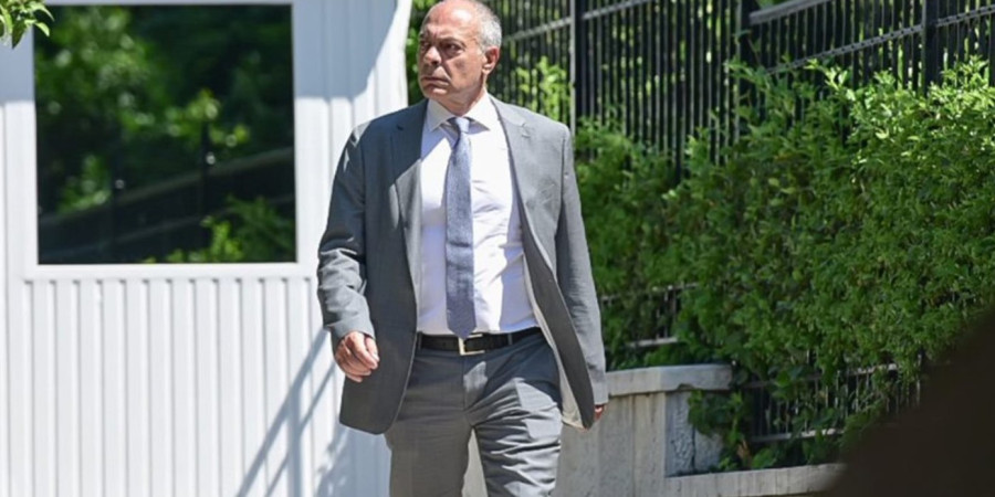 Τι δουλειά έχει ο ναύαρχος στο τιμόνι της ΕΑΒ;