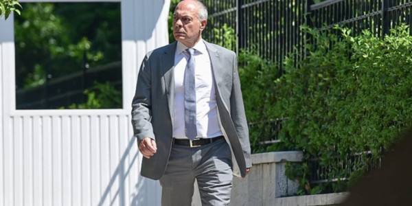 Τι δουλειά έχει ο ναύαρχος στο τιμόνι της ΕΑΒ;