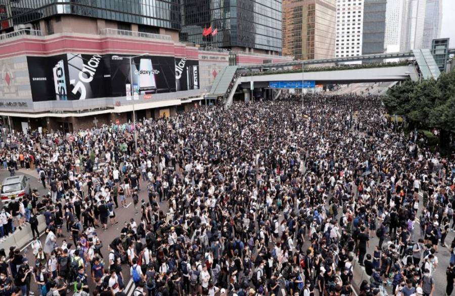 Επεισόδια στο Χονγκ Κονγκ-Οι διαδηλωτές αψήφησαν την απαγόρευση κάλυψης προσώπου