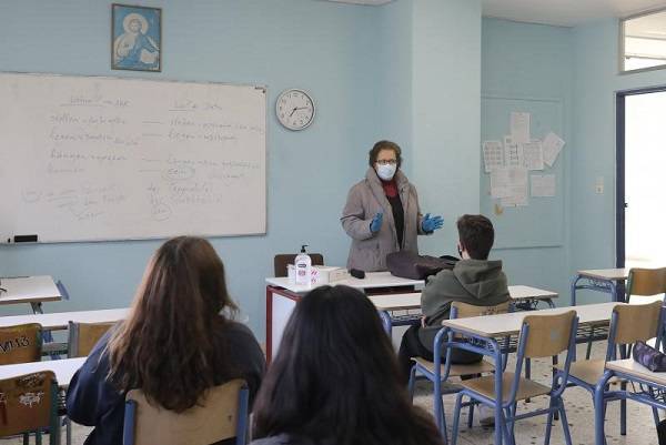 Μακρή: Τα σχολεία θα ανοίξουν 10/1 σύμφωνα με τον προγραμματισμό