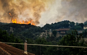 Βελτιωμένη η εικόνα της πυρκαγιάς στον Φενεό Κορινθίας μετά την απογευματινή αναζωπύρωση