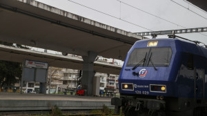 Intercity: Ακινητοποιήθηκε στη Λάρισα λόγω προβλήματος στην ηλεκτροδότηση