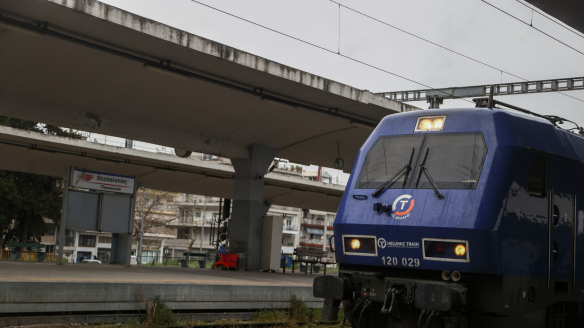 Intercity: Ακινητοποιήθηκε στη Λάρισα λόγω προβλήματος στην ηλεκτροδότηση
