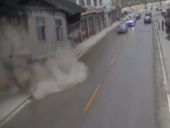 Κίνα: Σπίτια καταρρέουν σε πολυσύχναστο δρόμο (video)