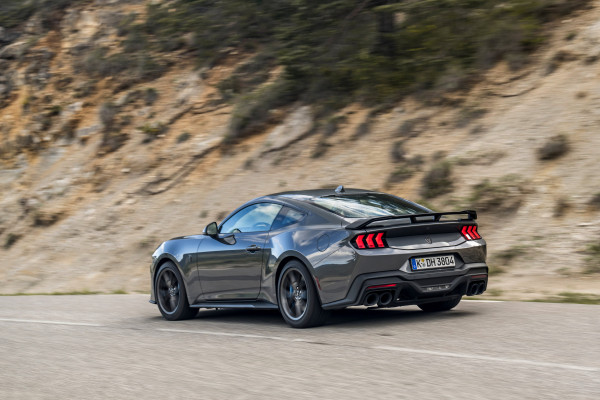 Νέο βίντεο «Living On The Limit» με πρωταγωνιστή τη Ford Mustang Dark Horse και τον Verstappen