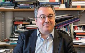 Μόσιαλος: Η Όμικρον πιθανότατα προκαλεί μικρότερης σοβαρότητας νόσο