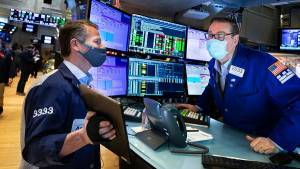 Διστακτικά ξεκινά την εβδομάδα η Wall Street