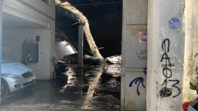 Κατέρρευσε οροφή πάρκινγκ στο Νέο Κόσμο- Ζημιές σε αυτοκίνητα (photos)