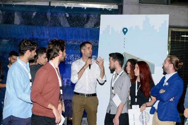 Ο Μπακογιάννης... σερβιτόρος (video)