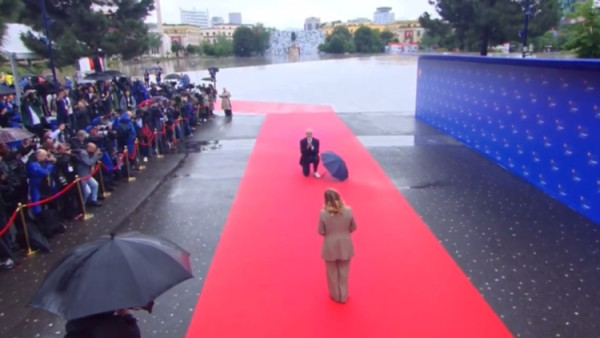 Ο Ράμα υποδέχθηκε τη Μελόνι… γονατιστός (video)