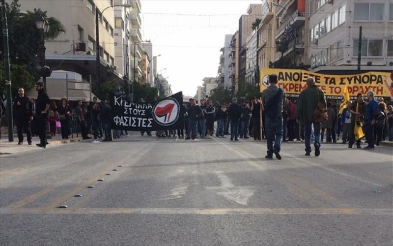 Επεισόδια μεταξύ αντιεξουσιαστών και χρυσαυγιτών στον Πειραιά