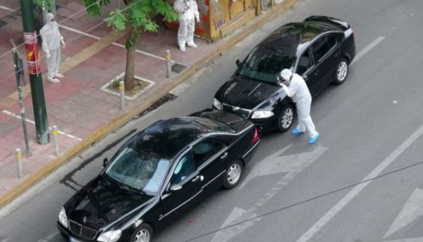 Έρευνες της Αντιτρομοκρατικής στο αυτοκίνητο του Λουκά Παπαδήμου