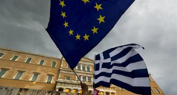 Bloomberg: Η Ελλάδα πρέπει να λάβει βοήθεια και να αποπληρώσει τα χρέη της