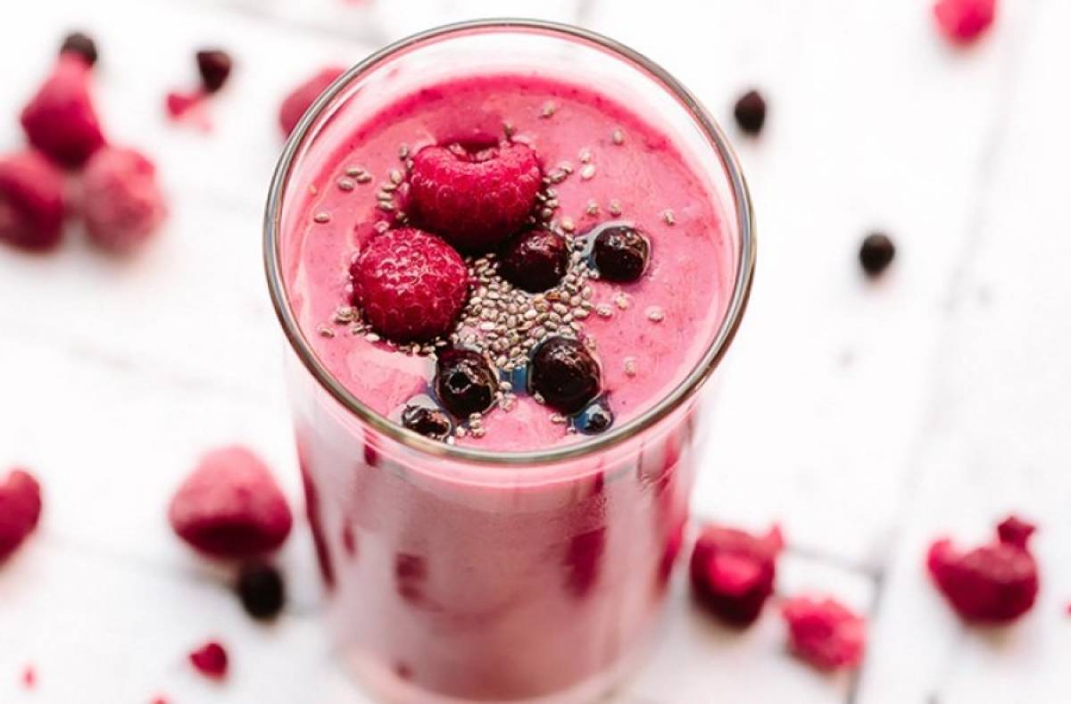 Απολαυστικό smoothie με κακάο και κόκκινα φρούτα