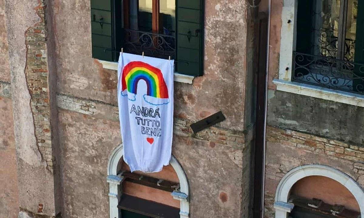 «Όλα θα πάνε καλά!»: Το μήνυμα της ελπίδας που γίνεται viral στην Ιταλία