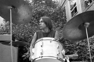 Ποιος παίζει drums στην αυλή;