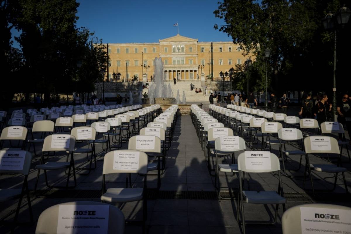 Οι εστιάτορες γέμισαν τις πλατείες της χώρας με άδεια καθίσματα