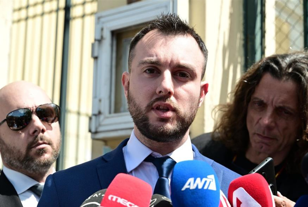 Φυλάκιση 4 ετών για τον Κωνσταντίνο Φλώρο μετά τη βίαιη επίθεση σε συνάδελφο στο περιστύλιο της Βουλής