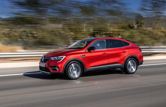 Tο νέο Renault Arkana συστήνεται στην ελληνική αγορά, οι εκδόσεις, οι τιμές, η υβριδική τεχνολογία του