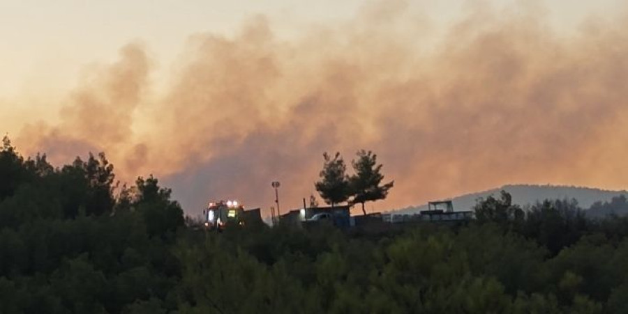 Ύφεση της πυρκαγιάς στο Ασπροχώρι Ωρωπού – Συνεχίζεται η μάχη με τις αναζωπυρώσεις