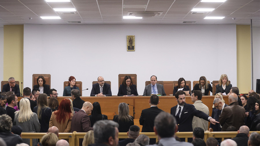 «Χούντα» και «στρατοδικείο»: Εκτός ελέγχου η ένταση στη δίκη των Τεμπών