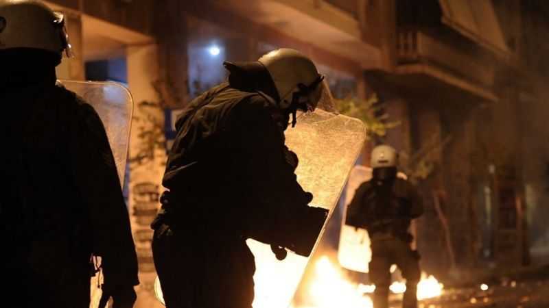 Επίθεση σε ΜΑΤ στη Χαριλάου Τρικούπη