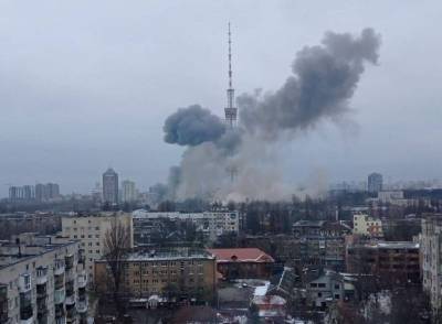 Βομβαρδισμοί στο Κίεβο: Χτυπήθηκε ο πύργος τηλεπικοινωνιών και τηλεόρασης (videos)