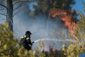 Φωτιά στον Κάλαμο- Καίει κοντά σε κατοικημένη περιοχή