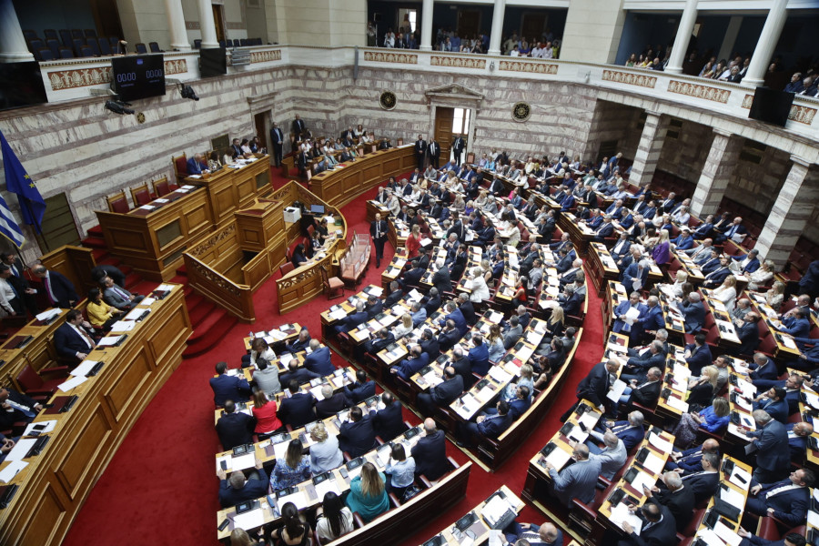 Το Κοινωνικό Κλιματικό Ταμείο στη Βουλή: Νομοσχέδιο για την πράσινη μετάβαση με «ένεση» εκατομμυρίων