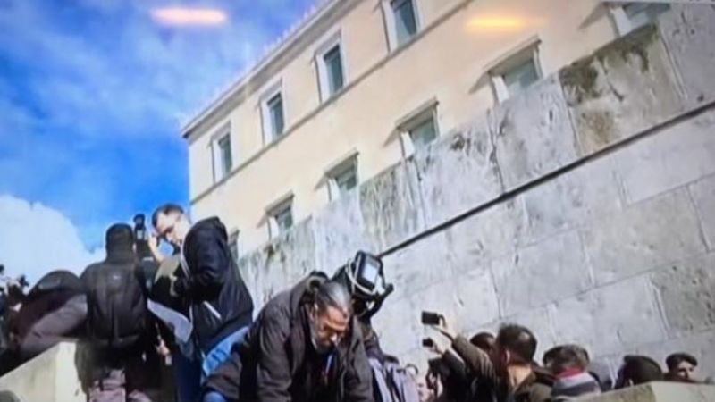 Ένταση στα σκαλιά της Βουλής-Χημικά της αστυνομίας στους διαδηλωτές