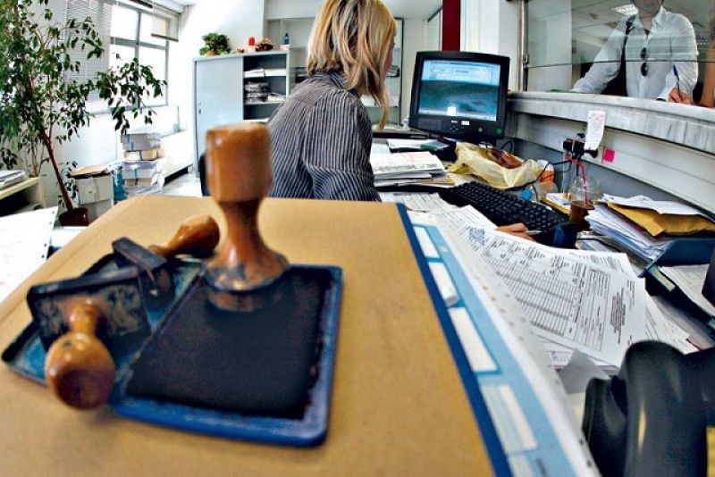 Στον πάγο η μονιμοποίηση 40.000 υπαλλήλων στο Δημόσιο