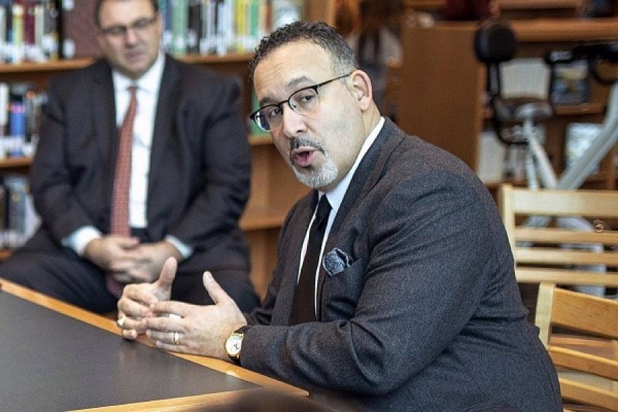 Ο Μπάιντεν θα αναθέσει το υπ. Παιδείας στον Μιγκέλ Καρντόνα