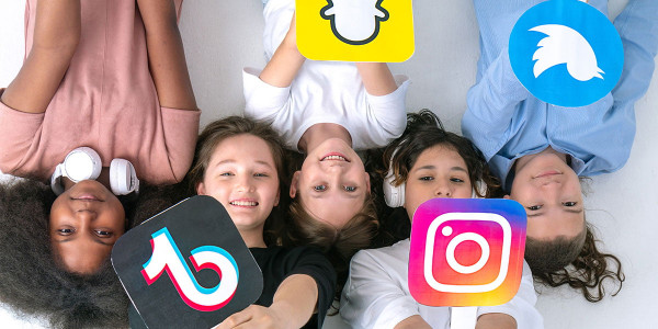 Γαλλία: Ένα βήμα πριν από την απαγόρευση των social media για παιδιά κάτω των 15 ετών