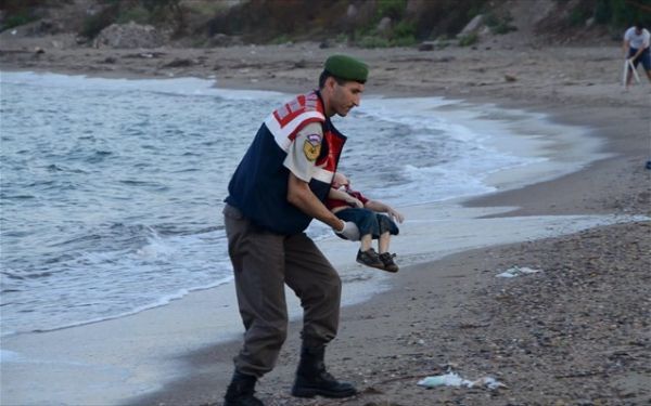 Συγκλονίζουν οι φωτογραφίες με το άψυχο παιδάκι στις τουρκικές ακτές