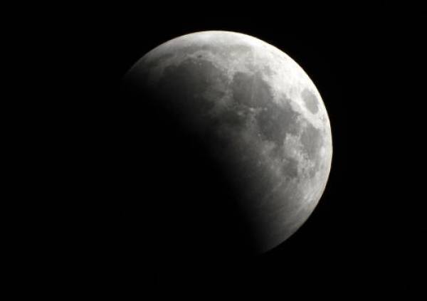 Η Σελήνη χάνει 200 τόνους νερού κάθε χρόνο