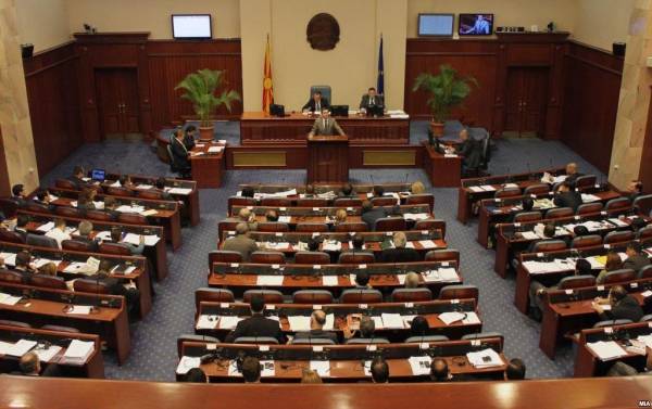 Σκοπιανά ΜΜΕ: Ο Ζάεφ εξασφάλισε πλειοψηφία για τη συνταγματική αναθεώρηση