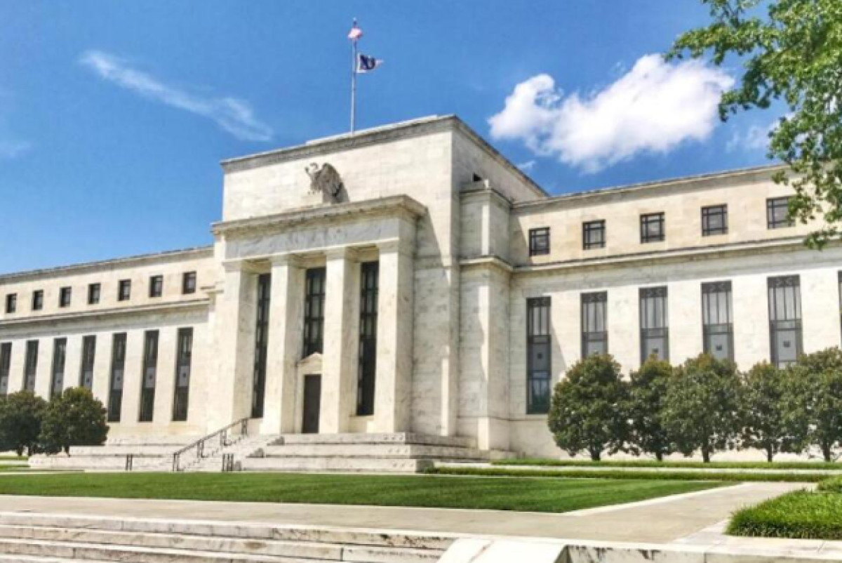Fed: Αμετάβλητα τα επιτόκια με μηνύματα στον Τραμπ