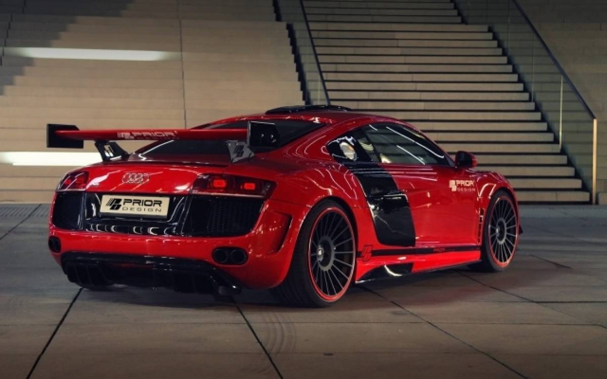 Μια sexy γερμανίδα, προκαλεί το Maranello!