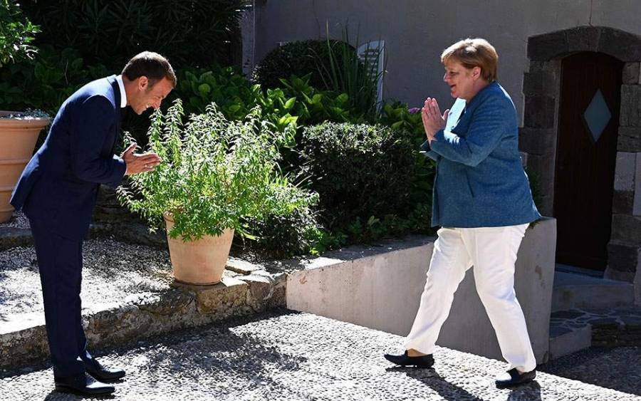 Αυτός είναι ο σωστός χαιρετισμός εν μέσω πανδημίας και το παράδειγμα έδωσαν Μέρκελ-Μακρόν (video)