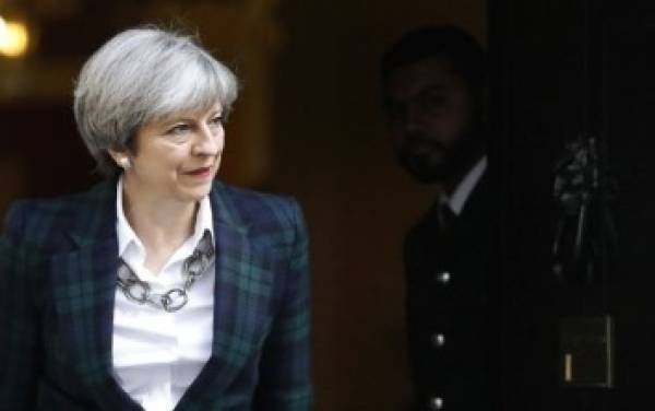 Telegraph: Η Μέι εξετάζει δεύτερο δημοψήφισμα για το Brexit