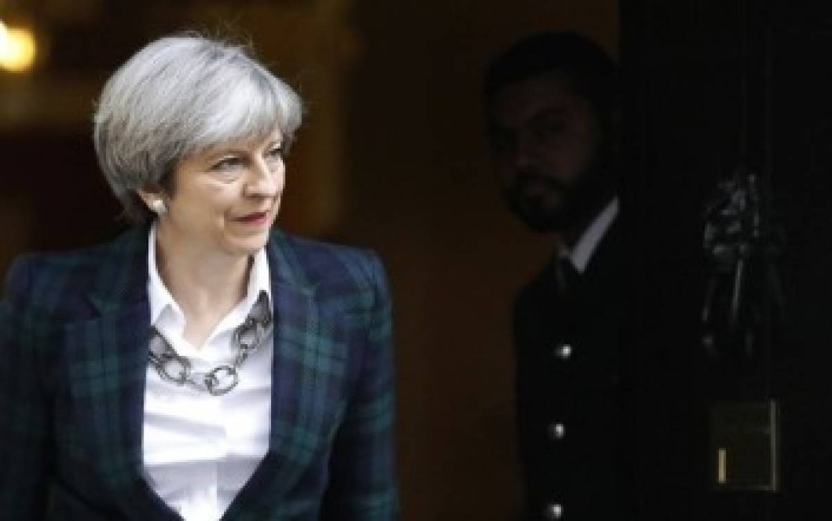 Telegraph: Η Μέι εξετάζει δεύτερο δημοψήφισμα για το Brexit