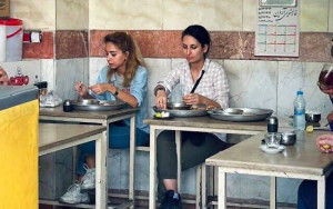 Ιράν: Γυναίκα συνελήφθη επειδή έτρωγε σε εστιατόριο χωρίς τη μαντήλα