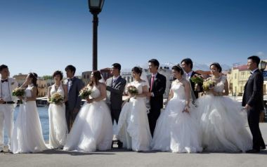 Πάνω από 2.500 ζευγάρια αλλοδαπών επέλεξαν φέτος Ελλάδα για να παντρευτούν ή να ανανεώσουν τους όρκους αιώνιας αγάπης