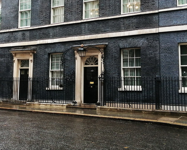 Η πτώση του Στάρμερ, η σκιά του Brexit και η επόμενη μέρα