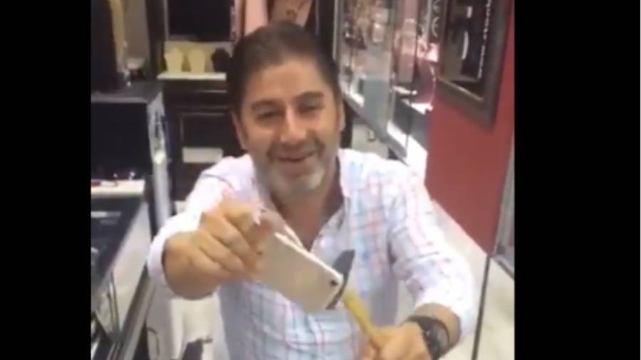 Τούρκοι σπάνε iphones και... διδάσκουν γραφικότητα (video)