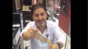 Τούρκοι σπάνε iphones και... διδάσκουν γραφικότητα (video)