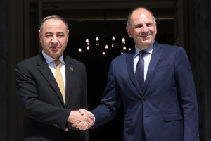 Γεραπετρίτης στη Λιβύη: Επαφές Αθήνας – Τρίπολης για τις θαλάσσιες ζώνες και το μεταναστευτικό